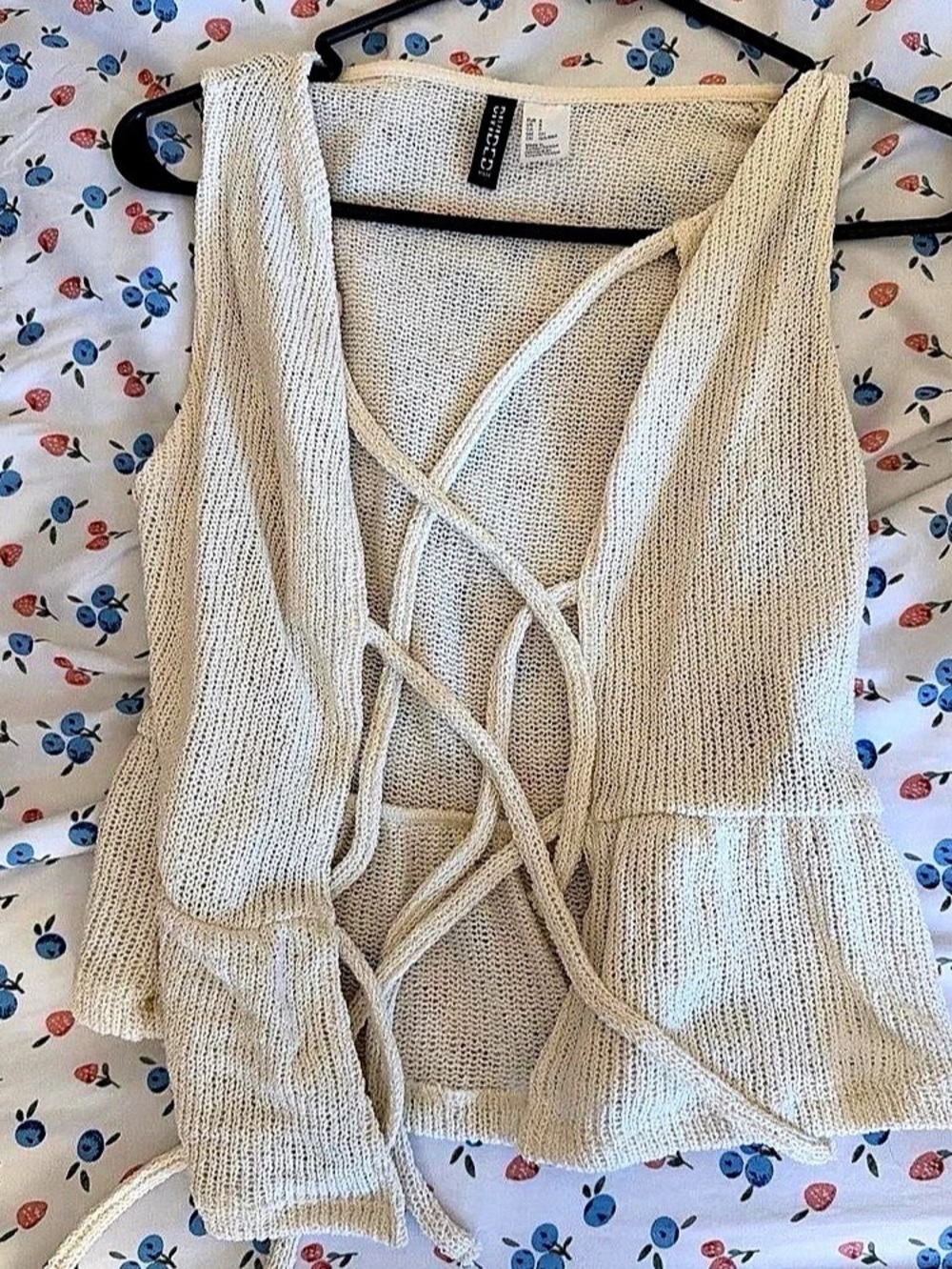 H&M Knit Shrug in Cream Size Small Like New